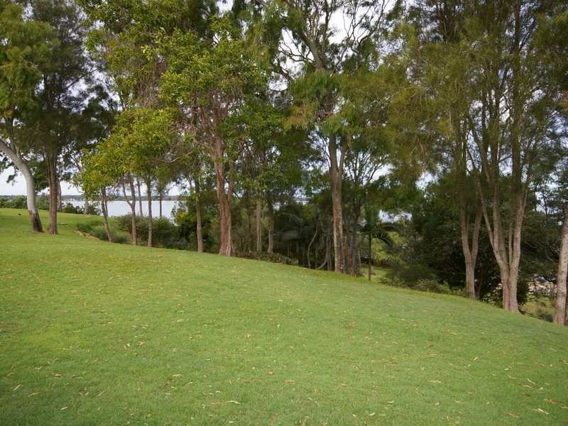12 Howard Court, Sandstone Point QLD 4511