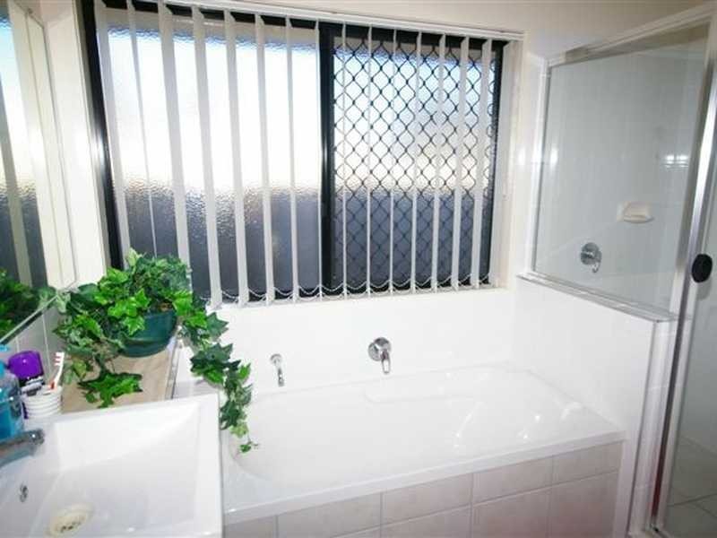 8 Dixon Court, Beachmere QLD 4510