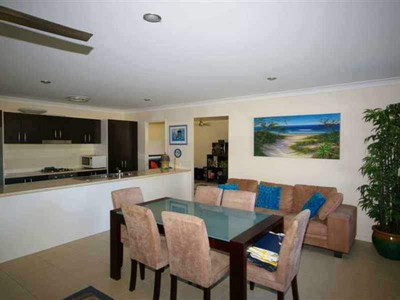 8 Dixon Court, Beachmere QLD 4510