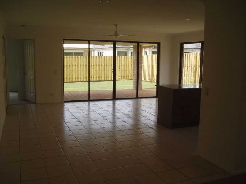 17 Eimeo Place, Sandstone Point QLD 4511