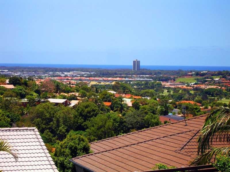 10 Lochlomond Drive, Banora Point NSW 2486