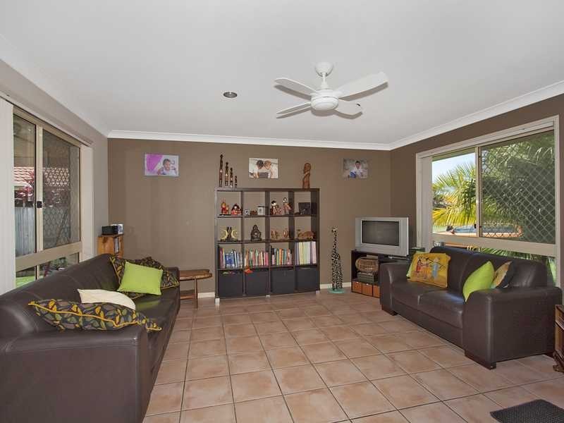 72 Avondale Dr, Banora Point NSW 2486