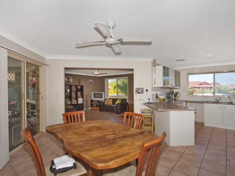 72 Avondale Dr, Banora Point NSW 2486