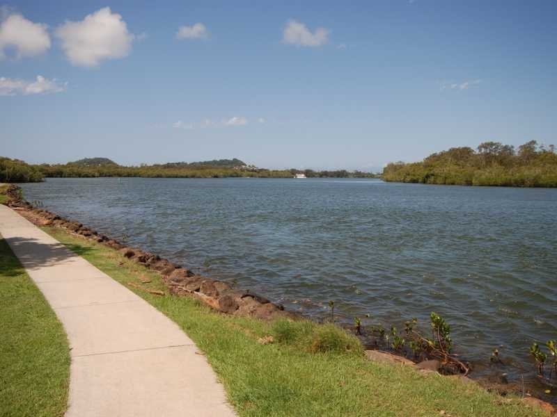 2/30 The Lakes Drive, Tweed Heads West NSW 2485
