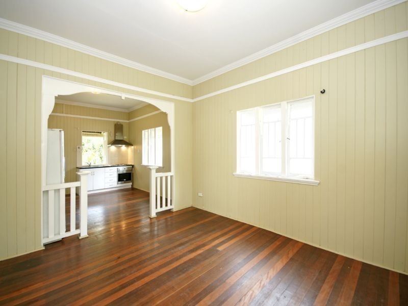 54 William Parade, Fairfield QLD 4103