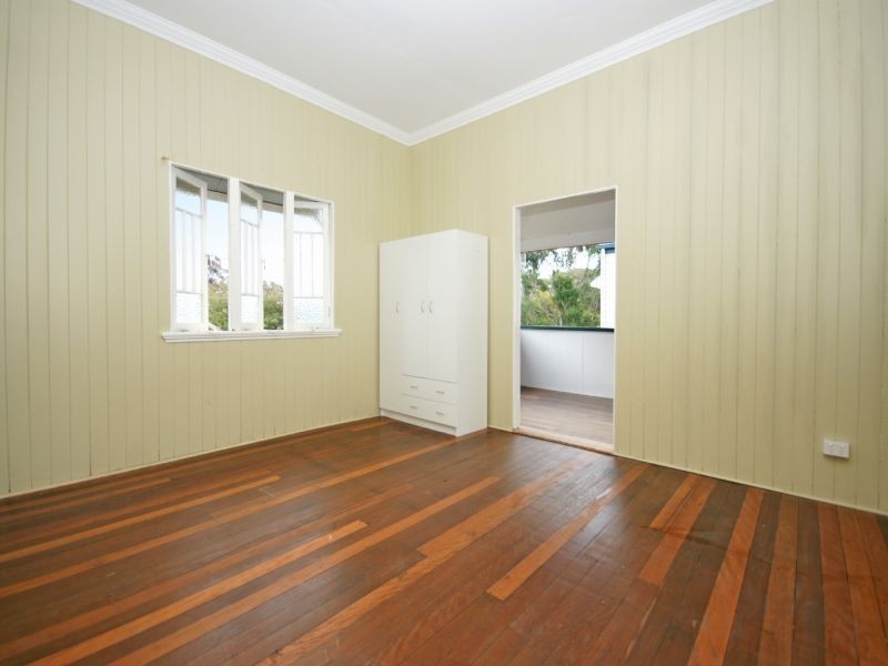 54 William Parade, Fairfield QLD 4103