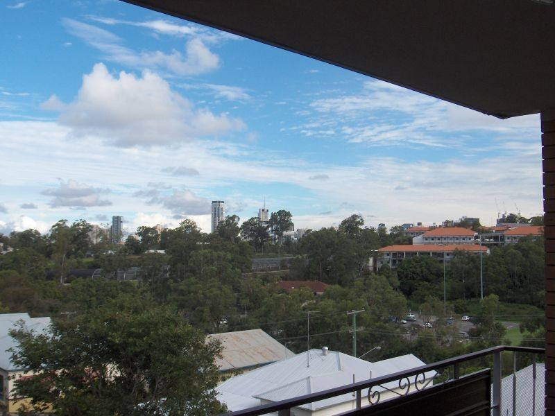 2/66 Scott Road, Herston QLD 4006