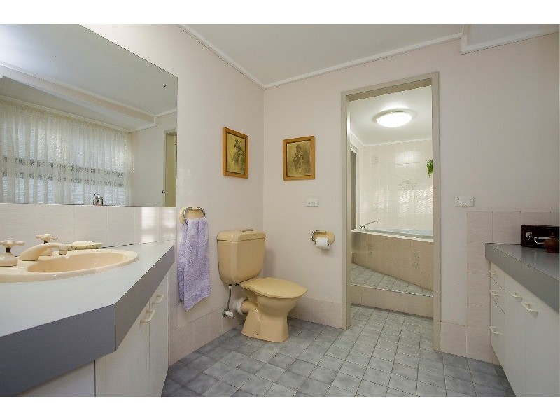 2 Earn Close, Westlake QLD 4074