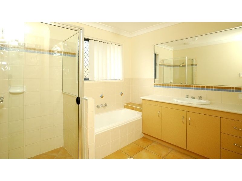 8 McNally Close, Seventeen Mile Rocks QLD 4073
