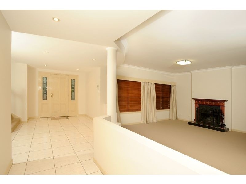 16 Samuel Place, Sinnamon Park QLD 4073