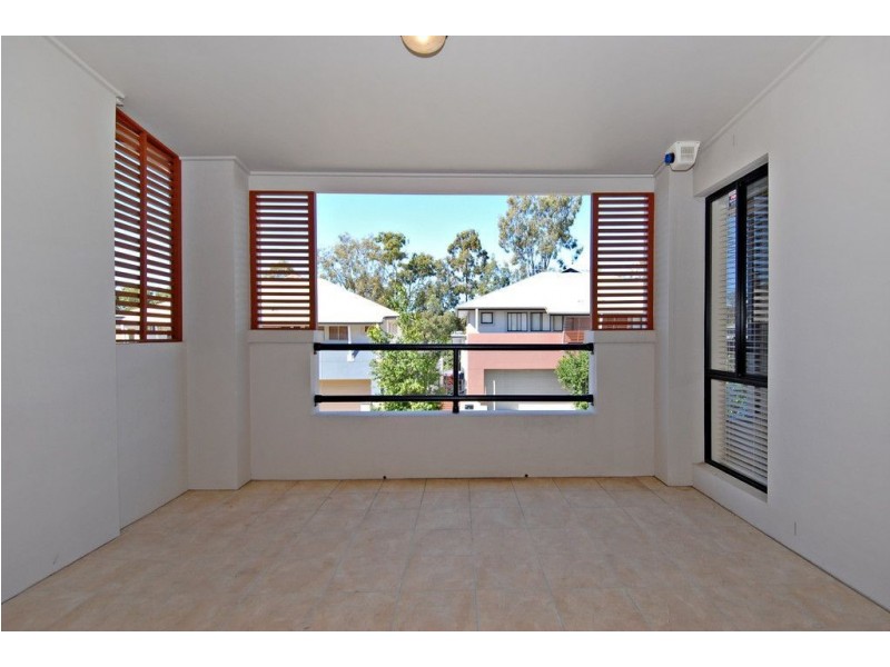 63 Greenway Circuit, Mount Ommaney QLD 4074