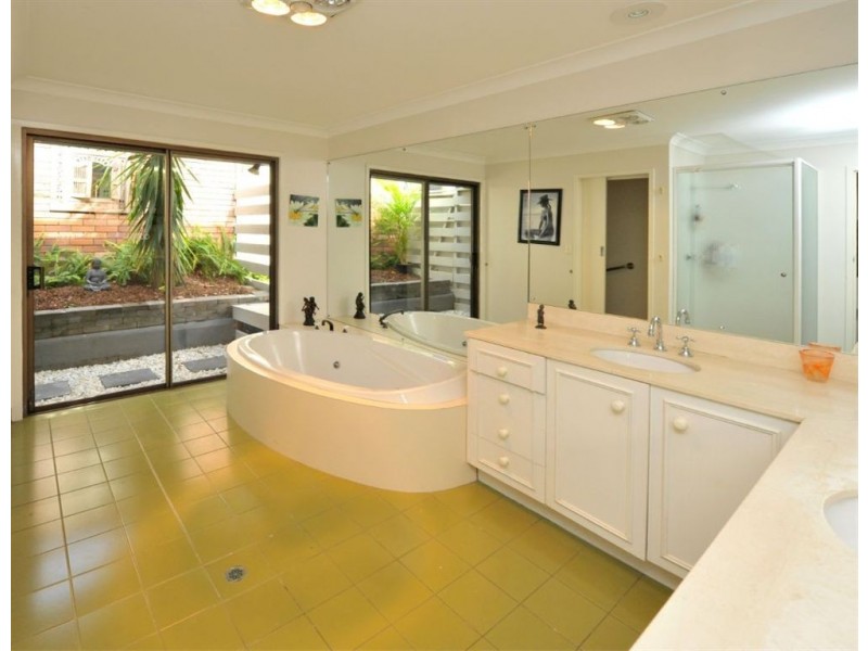 11 Forrest Court, Mount Ommaney QLD 4074