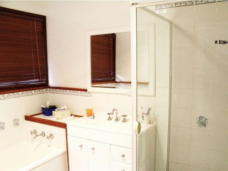 1 Waigen Close, Westlake QLD 4074