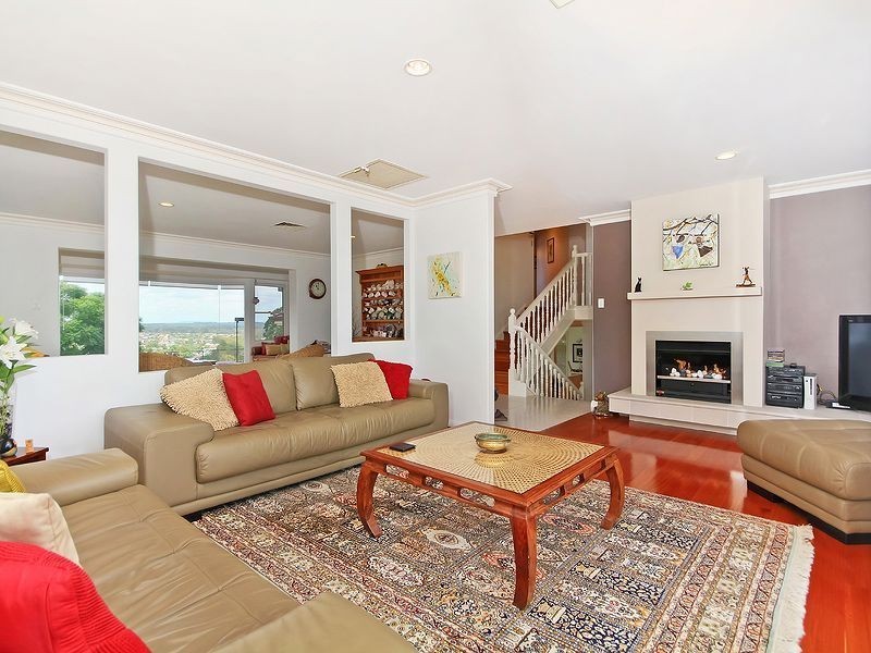 8 Becker Place, Mount Ommaney QLD 4074