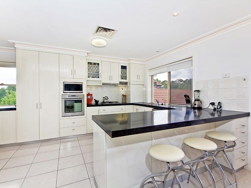 8 Becker Place, Mount Ommaney QLD 4074