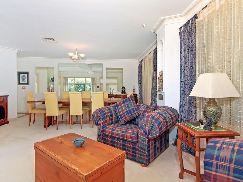 8 Becker Place, Mount Ommaney QLD 4074