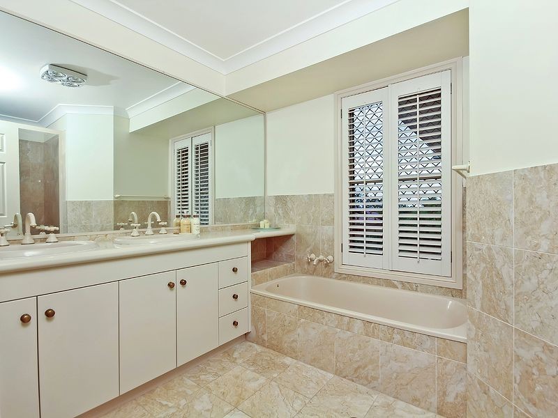 8 Becker Place, Mount Ommaney QLD 4074