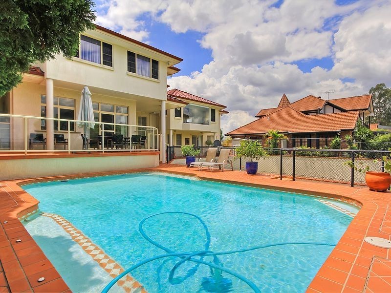 8 Becker Place, Mount Ommaney QLD 4074