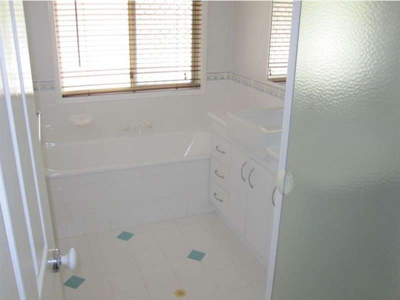 8 Karumba Place, Riverhills QLD 4074