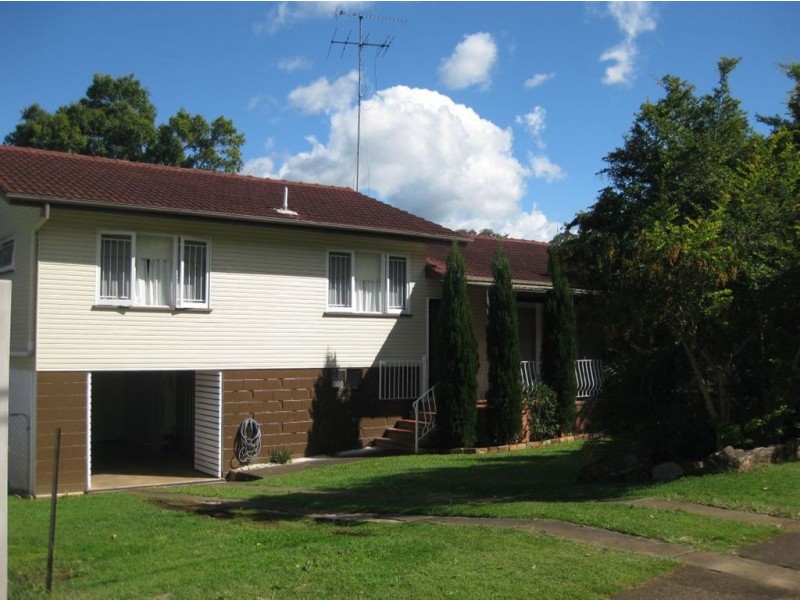 18 Dumbarton Drive, Kenmore QLD 4069