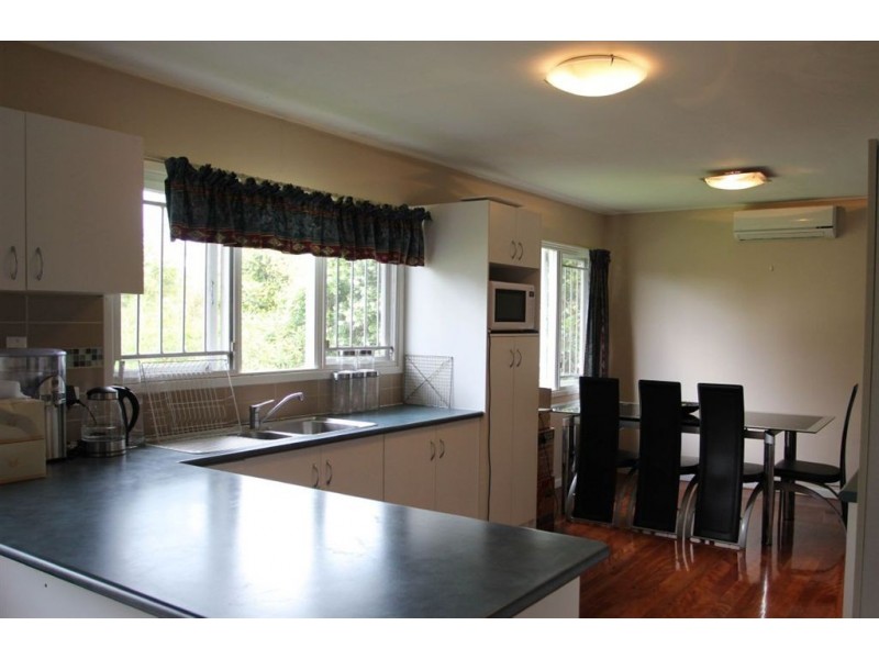 18 Dumbarton Drive, Kenmore QLD 4069