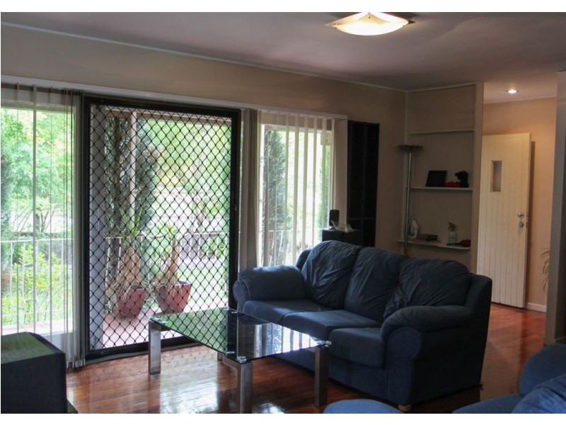 18 Dumbarton Drive, Kenmore QLD 4069