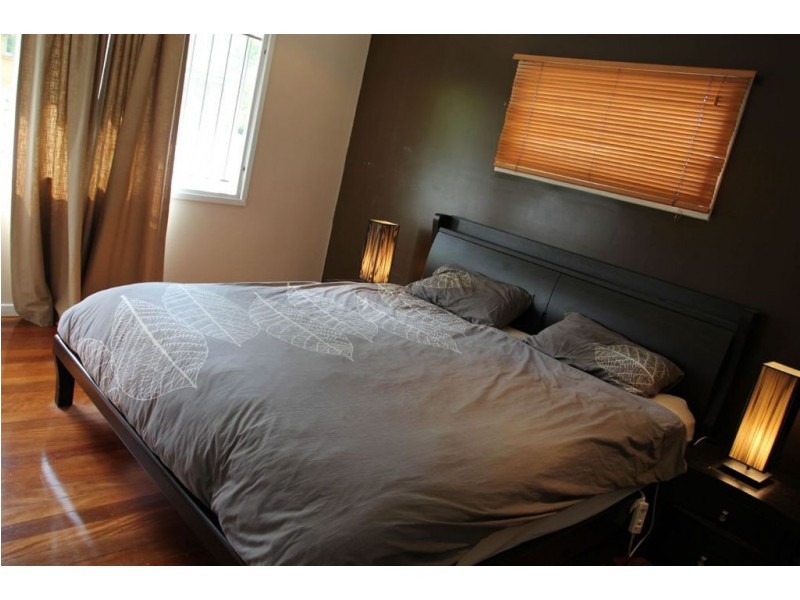 18 Dumbarton Drive, Kenmore QLD 4069