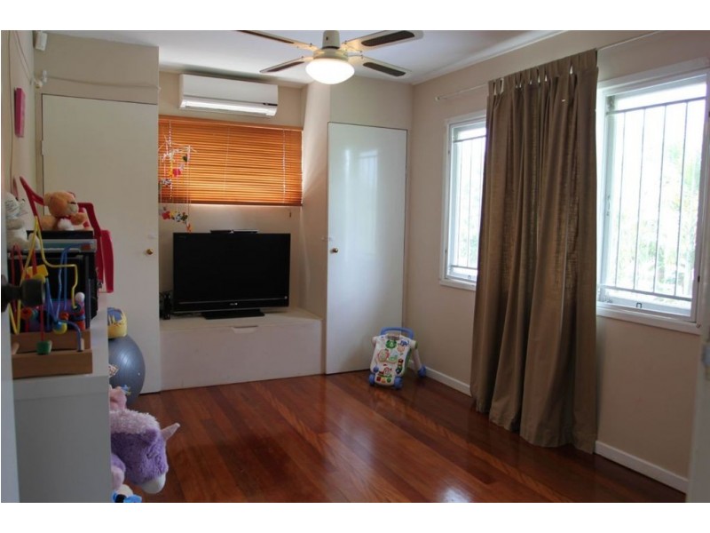 18 Dumbarton Drive, Kenmore QLD 4069