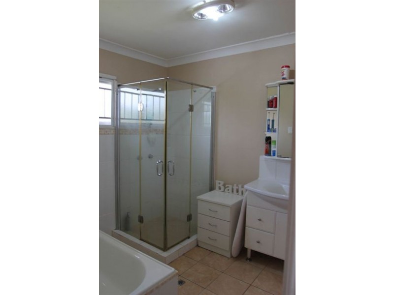 18 Dumbarton Drive, Kenmore QLD 4069