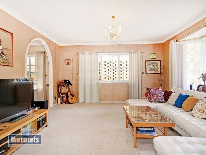 2 Bart Place, Chapel Hill QLD 4069
