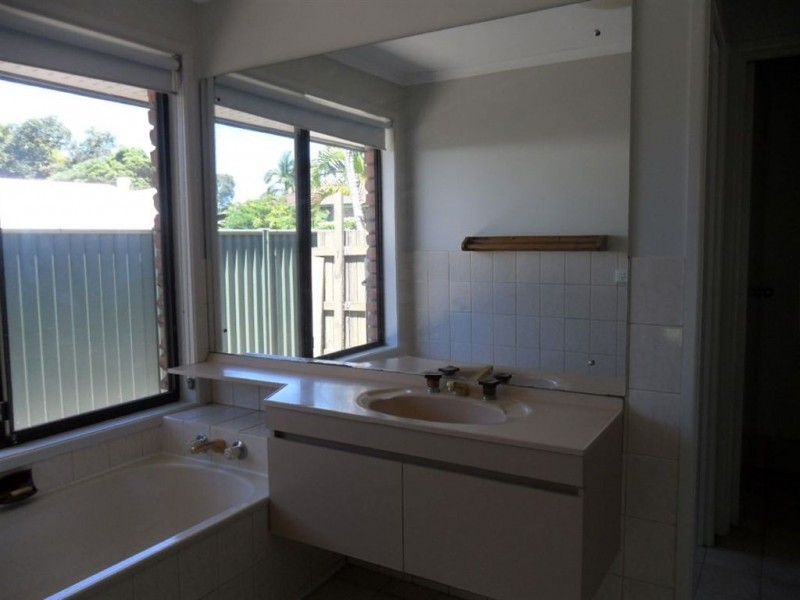 27 Loddon street, Riverhills QLD 4074