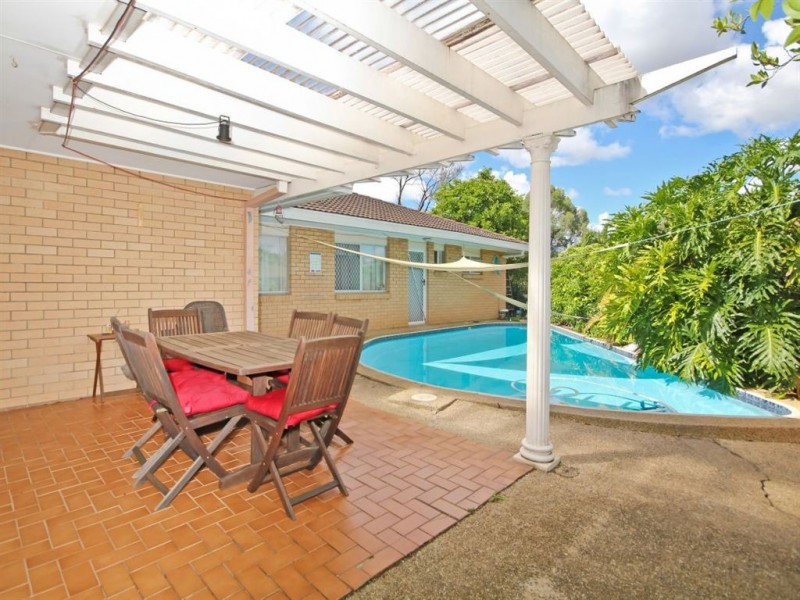 2 Bart Place, Chapel Hill QLD 4069