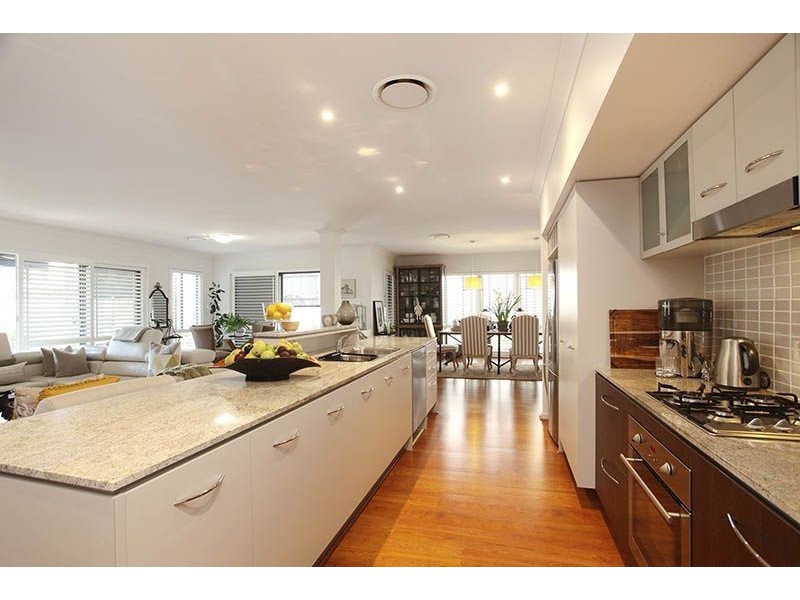 11 Fairway Circuit, Mount Ommaney QLD 4074