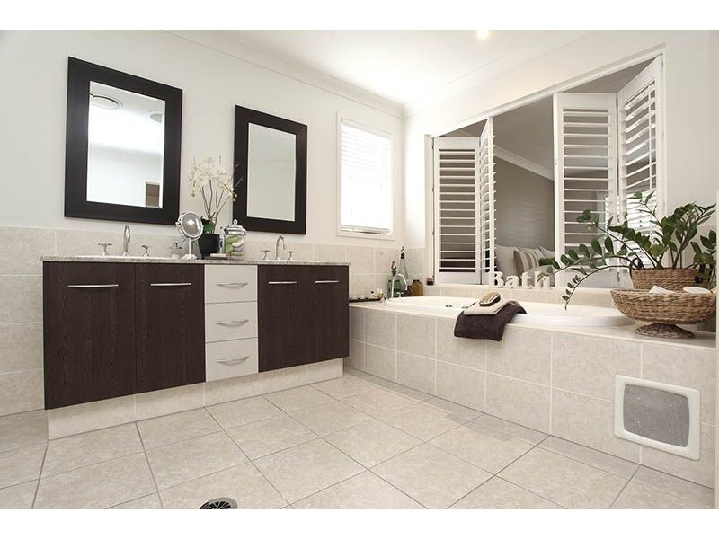 11 Fairway Circuit, Mount Ommaney QLD 4074