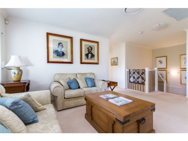 21 Fairway Court, Mount Ommaney QLD 4074