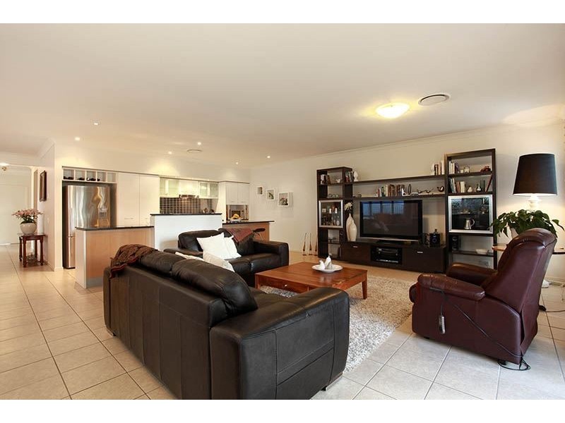 15 Fairway Court, Mount Ommaney QLD 4074