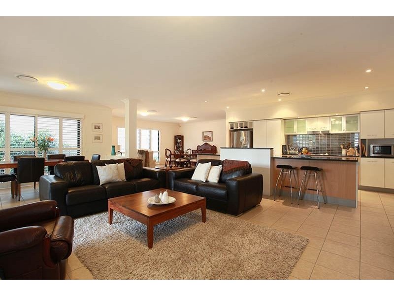 15 Fairway Court, Mount Ommaney QLD 4074