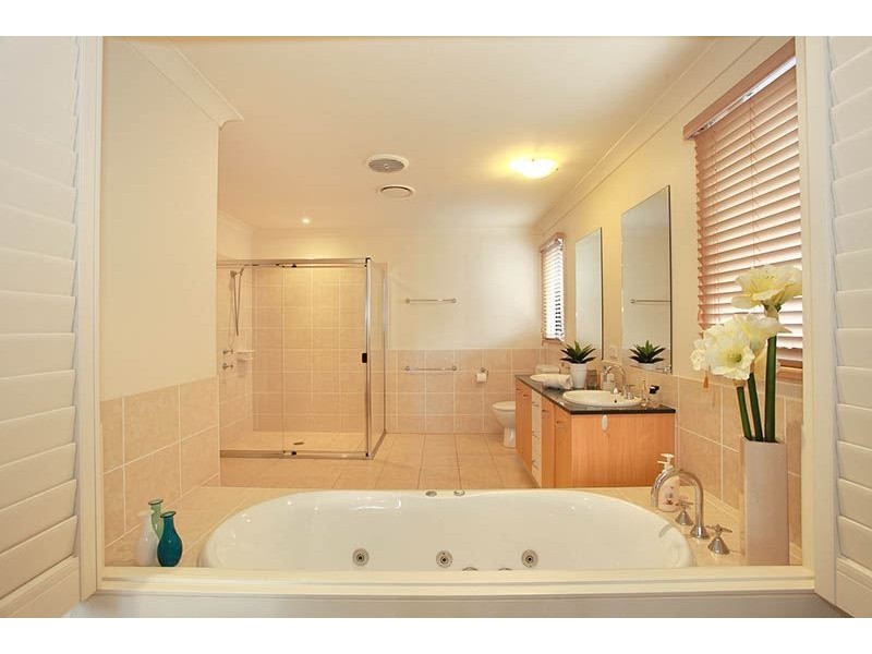 15 Fairway Court, Mount Ommaney QLD 4074
