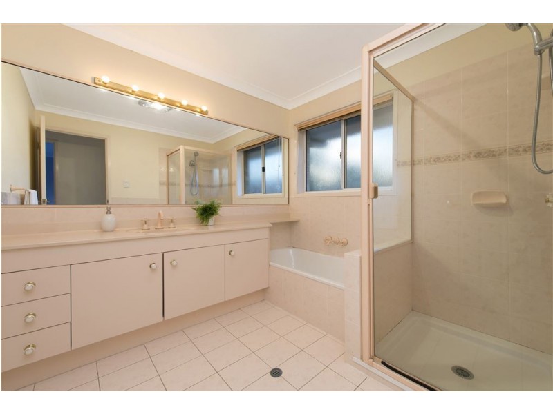 4 Saxby Close, Middle Park QLD 4074