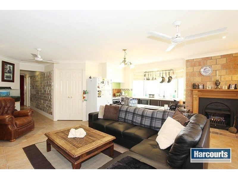 1 Deakin Place, Forest Lake QLD 4078