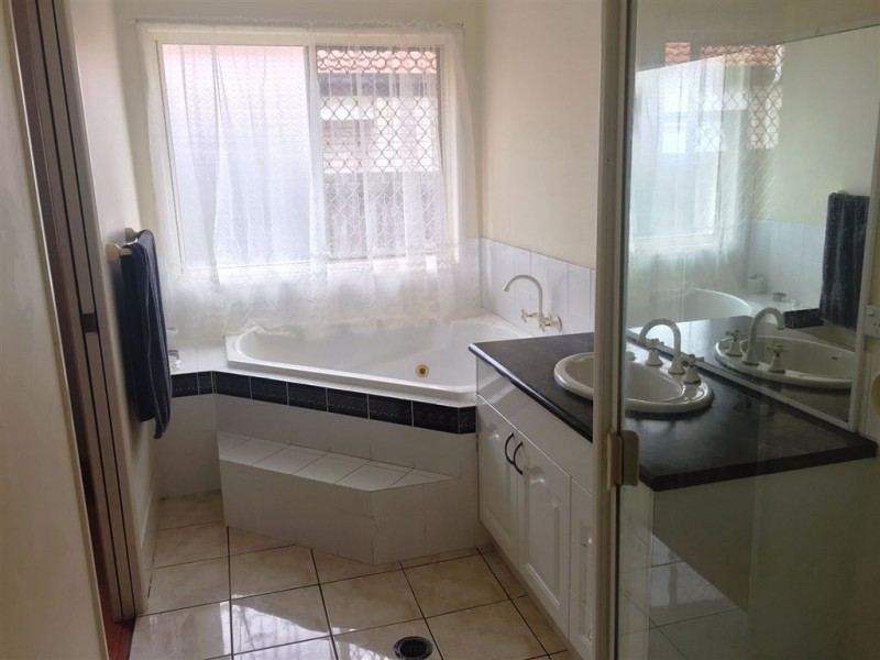 8 Girraween Close, Riverhills QLD 4074