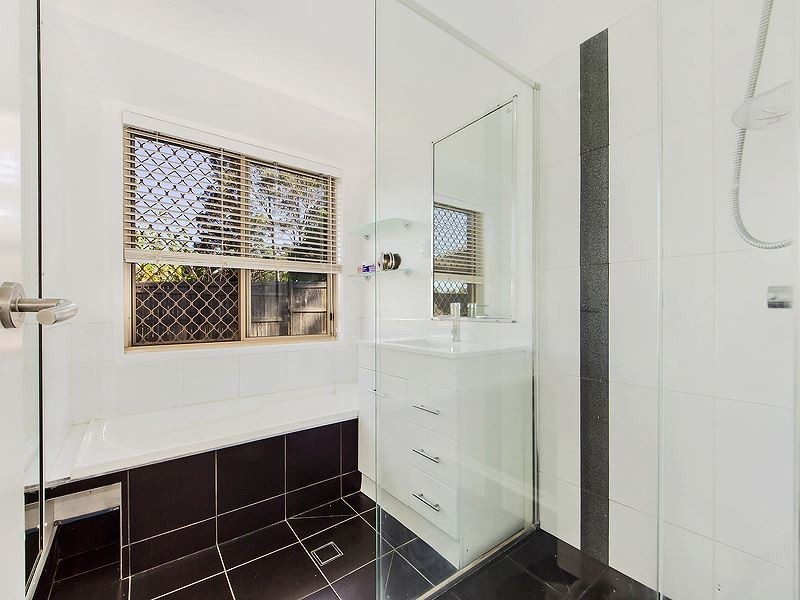 4 Nebo Place, Sinnamon Park QLD 4073