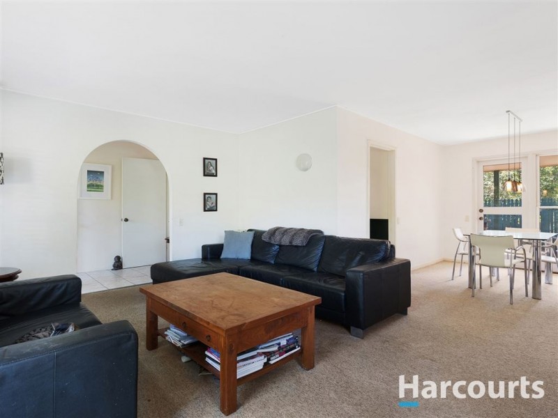 8 Archer Court, Mount Ommaney QLD 4074