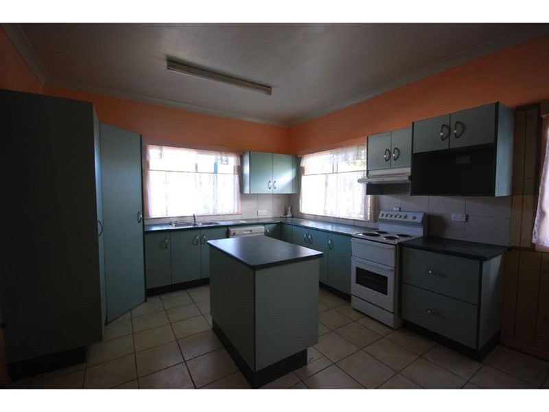 40 Lauga street, Park Avenue QLD 4701