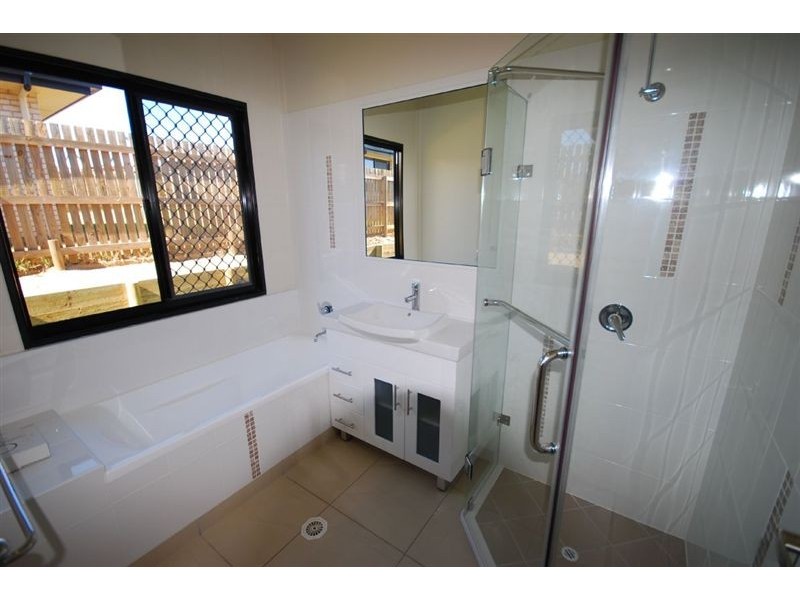 2 Mitchell Court, Gracemere QLD 4702