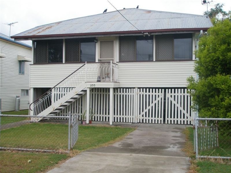 255 East Street, Depot Hill QLD 4700