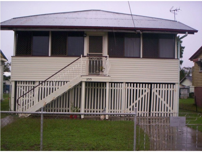 255 East Street, Depot Hill QLD 4700