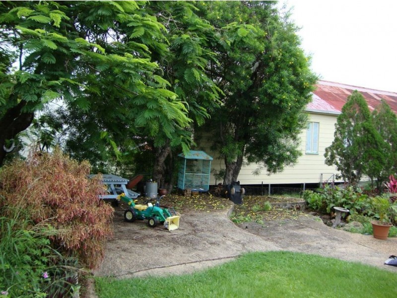16 Bernard Street, Berserker QLD 4701