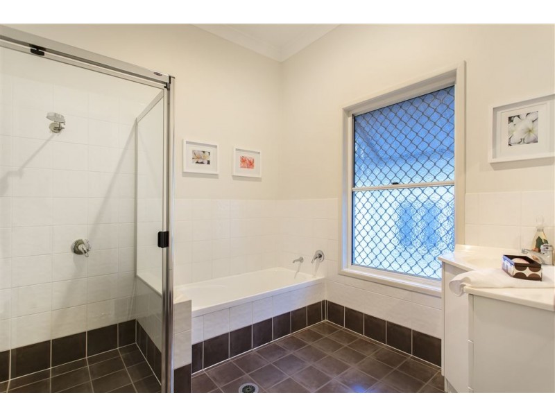 16 Hamilton Avenue, Hendra QLD 4011