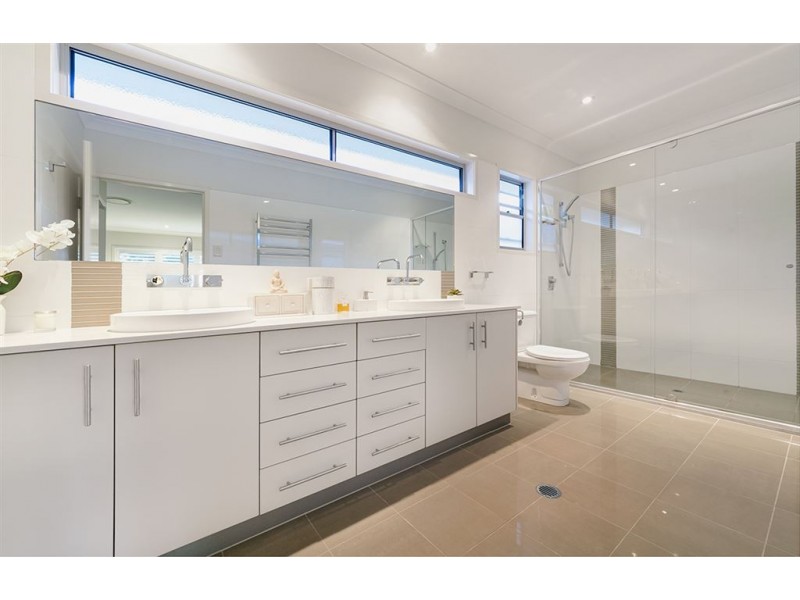 34 Raceview Avenue, Hendra QLD 4011